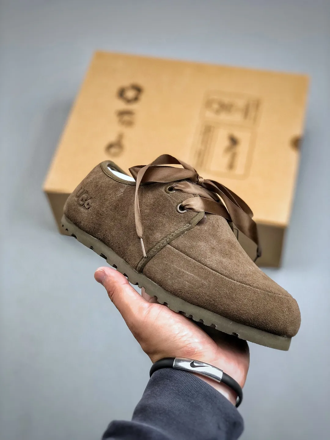 Local self-pickup 💰520 supports store release. The best-selling model on the entire network at the end of the year, UGG Mary Jane Mule slippers, 1.5CM thin sole, women's model, Xiaohongshu hot model, produced by a major foreign trade factory in Guangzhou, from toe to insole, real sheep fur, independent outer box packaging, craftsmanship, different from any version on the market, 1.5Ccm thin sole, independent original development of outsole, cashmere insole, keeping warm in winter, going out, and a very suitable choice for home use. This year uug launches a style series Partly catered to the preferences of young consumers, it has also moved to the forefront of fashion trends. Shoe body material: suede upper, 17mm UGGPURE™ implanted wool insole, lightweight non-slip and comfortable rubber outsole, with brand LOGO and trademark, with full packaging Size: 35-40
